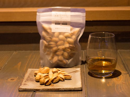 札幌市の飲食店と開発した中川町産スモークチップの燻製ピスタチオ