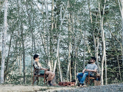 たくさんの先輩たちと一緒に、休みの日には焚火を楽しんだり