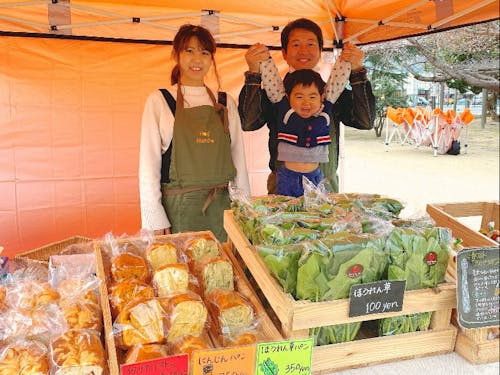 若手農家さんを中心に企画される「はぎマルシェ」。中央公園の芝生やベンチで手作りのおいしいものを食べ、子どもたちが走りまわるのがいつもの光景。宍戸さんや細田さんなどファミリー出店者も多いです^^