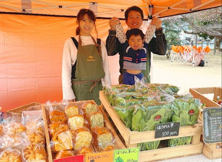 若手農家さんを中心に企画される「はぎマルシェ」。中央公園の芝生やベンチで手作りのおいしいものを食べ、子どもたちが走りまわるのがいつもの光景。宍戸さんや細田さんなどファミリー出店者も多いです＾＾