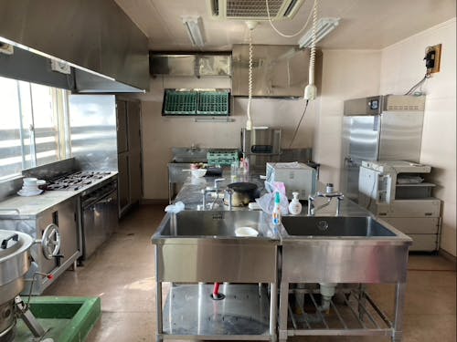 貸しスペースAの什器を駆使しテイクアウト弁当の販売などを想定