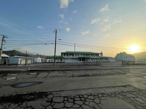 西目屋村役場庁舎(岩木山をバックに)