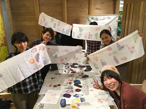 シティプロモーションに取り組む先輩協力隊、塩野さん(写真右下)