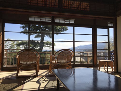 2階の部屋から望む、 小田原の街並みと相模湾の景色