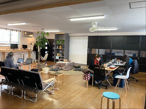 ワイワイ派はコワーキングスペースへ(¥1,100/日)