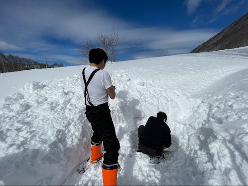 真冬に湧水汲みに行ったら雪の下でした。汲めて当たり前はなかった。。