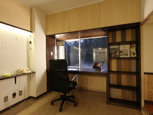 仕事場の大きな窓から豊かな自然を視覚に取り入れることが可能!