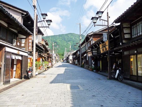 【日本遺産井波】石畳の八日町通りには、数多くの彫刻工房が軒を連ね、心地よい木槌の音が聞こえてきます。