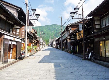 【日本遺産井波】石畳の八日町通りには、数多くの彫刻工房が軒を連ね、心地よい木槌の音が聞こえてきます。
