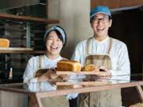 井波地域に移住されパン屋さんを開業した窪田さん夫婦。