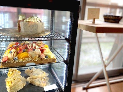 「REAUREAUCAFE 青浜店」。ケースにはつくりたてのケーキが並ぶ。