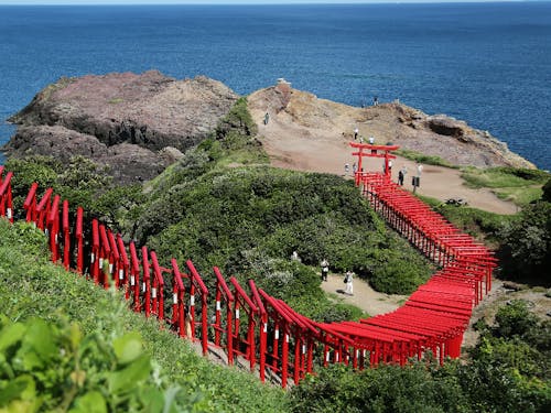 地域の網元・岡村さんの枕元に現れた白狐のお告げにより建立された元乃隅神社☆