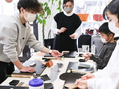 鞄職人の板倉清月さん(写真左)