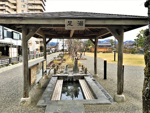 公園の敷地内に足湯!白狐さんも、あちこちに登場する湯田温泉(山口市)