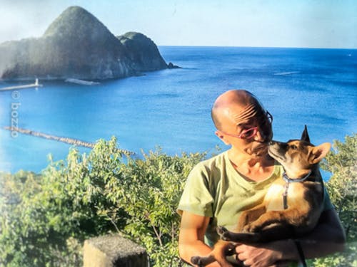 bozzoさん(竹野の猫崎半島をバックに愛犬アフロと)