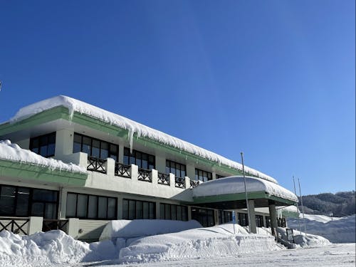 冬の西目屋村役場庁舎