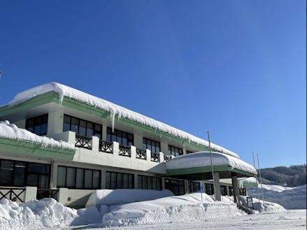 冬の西目屋村役場庁舎