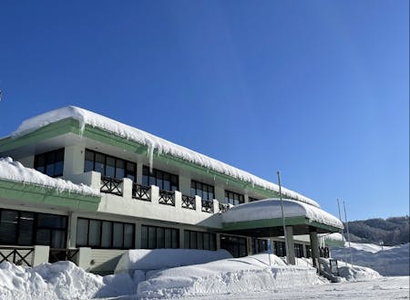 冬の西目屋村役場庁舎