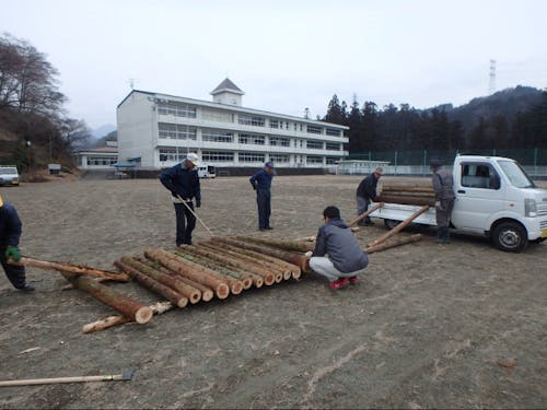 林業拠点となる廃校での作業風景