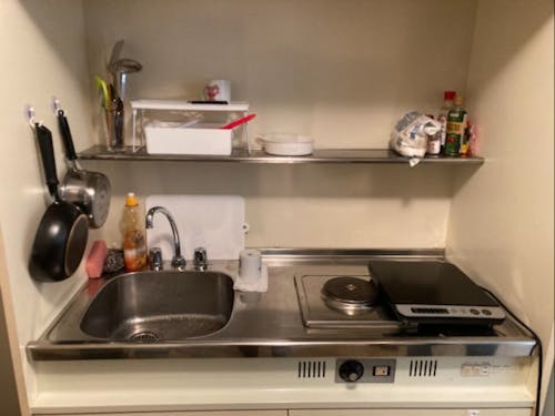 生活に必要な調理器具や布団などは用意しております