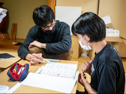 スタッフが生徒と1on1で学び合っている様子