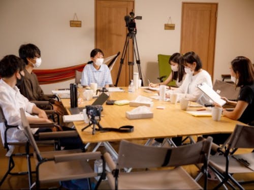 最終報告会に向けて参加者同士がじっくりと語り合う姿