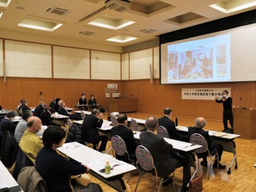 南砺市内の各地域づくり協議会が取り組みの事例発表している様子