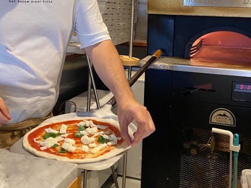 日本ナポリピッツァ職人協会マエストロがピザ作りを指導します。