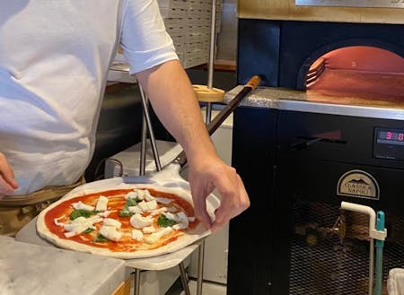 日本ナポリピッツァ職人協会マエストロがピザ作りを指導します。