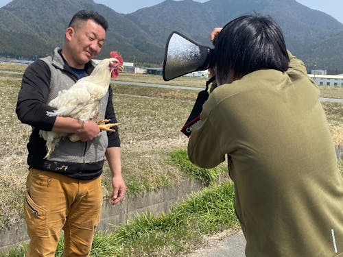 「ミツマル」名づけの親の黒川隊員(右)　会場展示写真はすべて彼の汗と涙の結晶です。