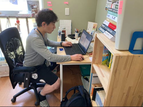 デスクワークをするフジママ