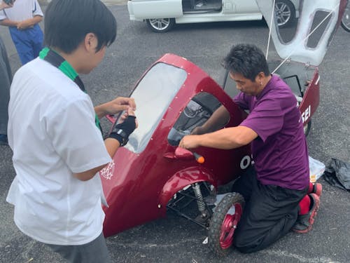 生徒のプロジェクトを地元の車屋さんがサポート。生徒の「やりたい」を地域の大人とサポートします