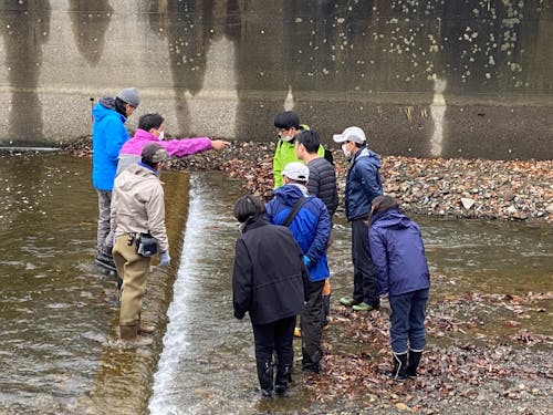 水辺の小さな自然再生ワークショップの模様。利用するだけでなく環境保全も行っています