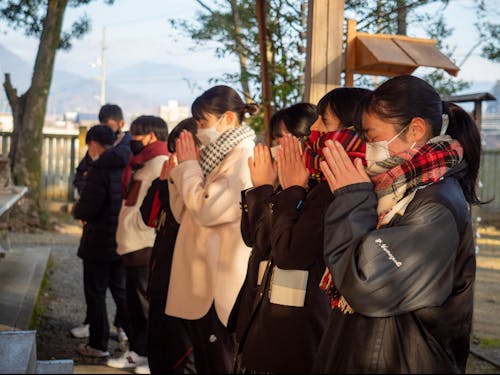大学入試直前の合宿イベントにて、近くの神社にお参りへ。