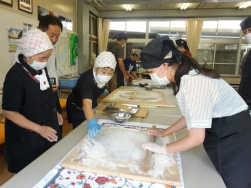 地区のみんなが育てた蕎麦の実を使用した蕎麦打ち体験。