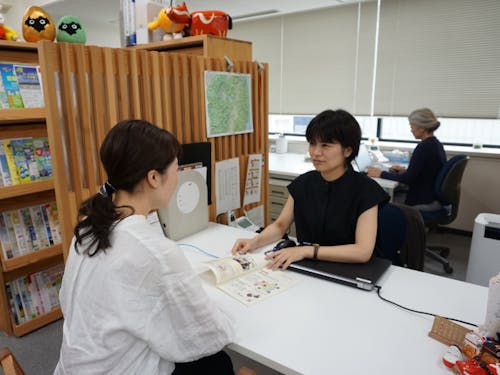 相談に応じる移住相談員