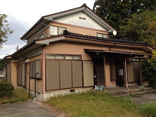 城端体験ハウス外観。鑑合わせの造りになっており２世帯まで宿泊可能です。城端地域の市街地の近くにあり城端の街暮らしの体験ができます！