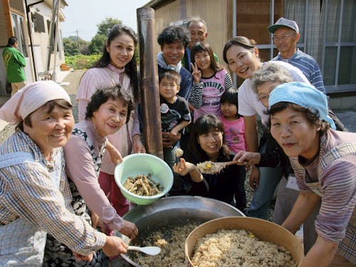 大きな窯で郷土料理づくり