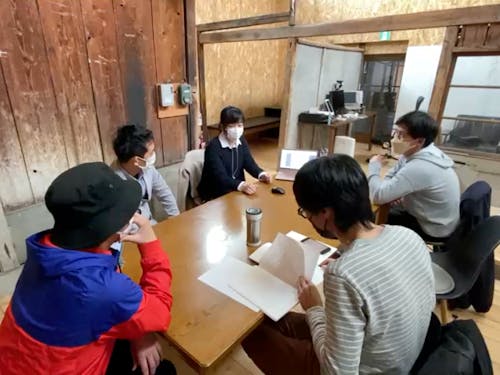 コミュニティメンバーで定期的に集まり、プランのブラッシュアップを実施。普段のコミュニケーションはSlackで行います。