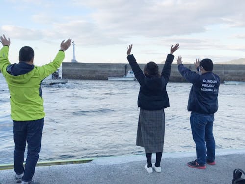 子どもを見送るスタッフ