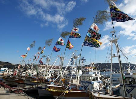 県下有数の漁獲高を誇る、漁業が盛んな坊勢島の港には、たくさんの漁船が停泊しています。