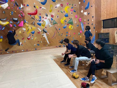 ボルダリングイベントの様子。参加者同士、声を掛け合いながら楽しみました。