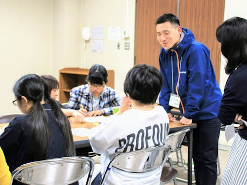 授業中。大人も子どもも真剣に楽しむ空間が生まれます