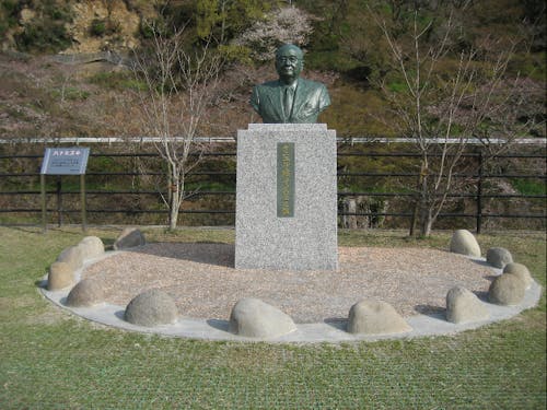 ダニエル・建・イノウエ氏胸像(ホタルと石橋の里公園)