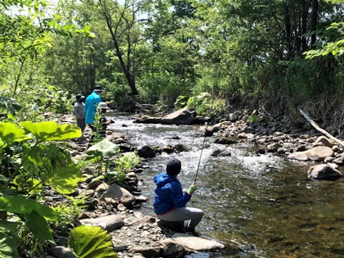 川のガイド事業を行う園部さんの協力を得て、渓流釣り体験しました。