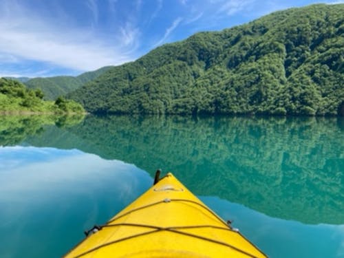 桂湖(かつらこ)晴れの日には湖面が鏡のように美しいです。