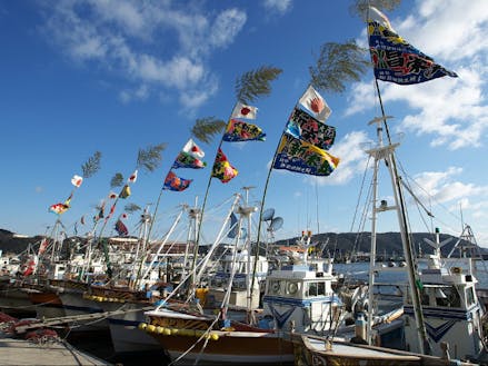 県下有数の漁獲高を誇る、漁業が盛んな坊勢島の港には、たくさんの漁船が停泊しています