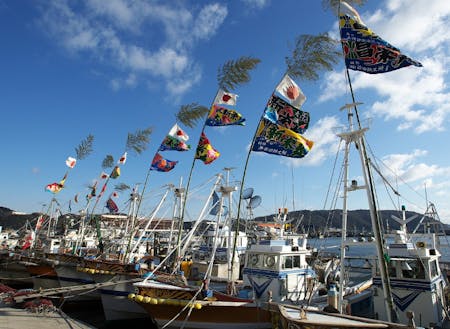 県下有数の漁獲高を誇る、漁業が盛んな坊勢島の港には、たくさんの漁船が停泊しています