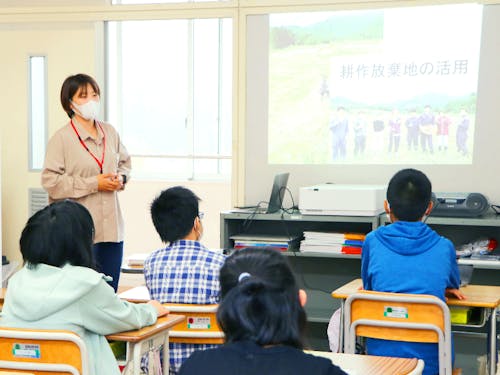 小学校での交流授業の様子