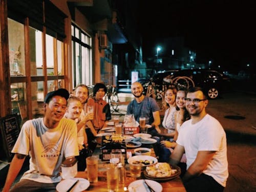 お客さんと一緒に夜ご飯